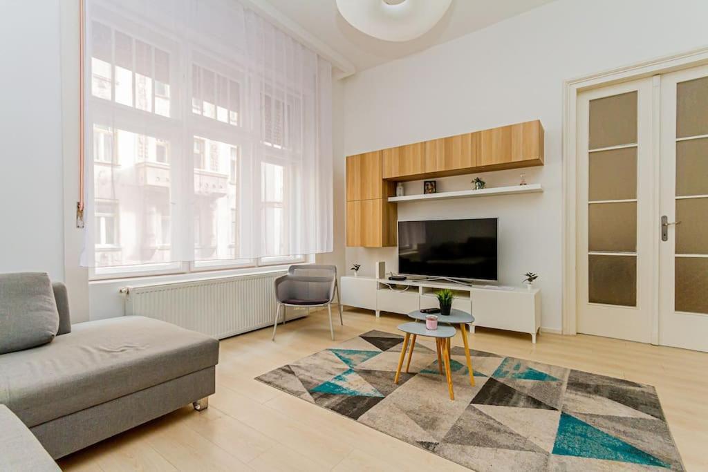 Luminous Design Apartment - W18 Boedapest Buitenkant foto