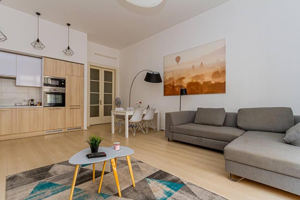 Luminous Design Apartment - W18 Boedapest Buitenkant foto
