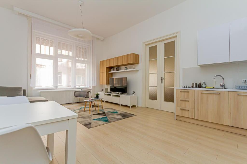 Luminous Design Apartment - W18 Boedapest Buitenkant foto